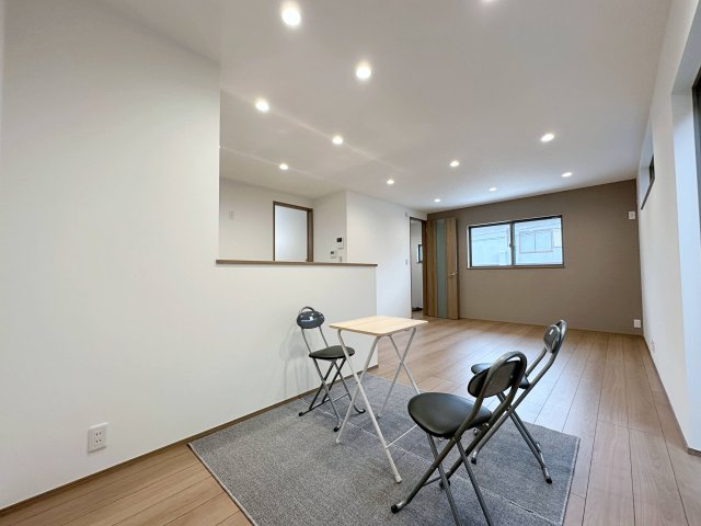 東区上温品4丁目の居間・リビング|16帖の広くて明るいリビング☆
東南側にそれぞれ掃き出し窓もあり、2面採光のため開放的でとても明るいです♪