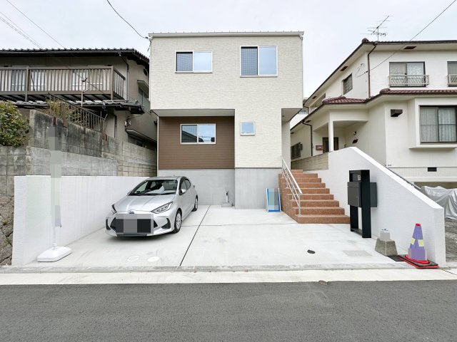 東区上温品4丁目の前面道路含む現地写真|車は並列2台駐車可能☆
広々とした駐車スペースは来客時も安心です♪