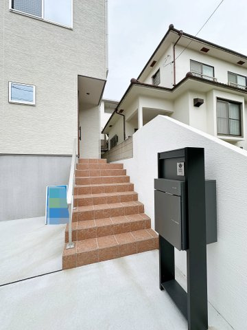 東区上温品4丁目の玄関|宅配ボックス付き玄関ポーチ☆
不在時の荷物の受け取りも安心です♪
