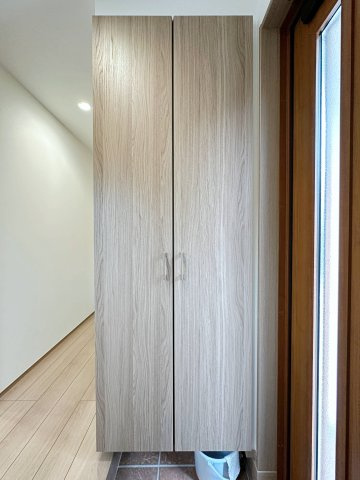 東区上温品4丁目の収納|シューズボックス☆
大容量のシューズボックスの為、靴もたくさん収納が可能です♪