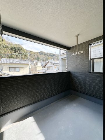 ●東区温品3丁目のバルコニー|広々としたルーフインナーバルコニー☆
しっかりと屋根があるため悪天候の洗濯物も安心です♪