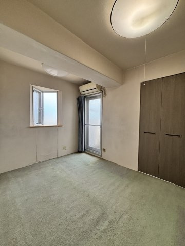 高松市茜町の中古マンションの洋室