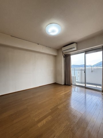 高松市茜町の中古マンションの洋室