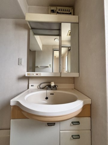 高松市茜町の中古マンションの洗面所