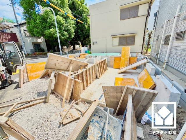尼崎市長洲東通２期のその他|汽車の形をした遊具や色鮮やかな滑り台、ユーモラスなピエロのブランコなどが揃う「常光寺南公園」まで徒歩2分（約110m）。砂場や広場も備え、お子様が飽きずに遊びやすい環境で、子育て世帯の方にもお勧めです