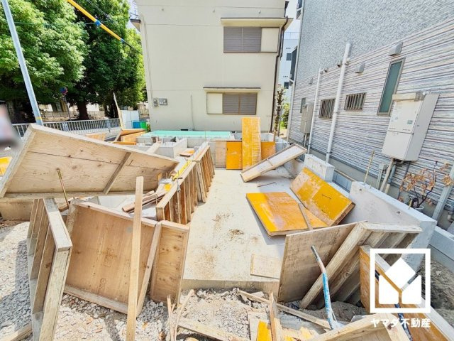 尼崎市長洲東通２期のその他|南向き・東向きの2面採光の窓から自然光を取り込む、開放感あふれるリビングです。柔らかな光が降り注ぎ、明るく心地の良い空間になっています。