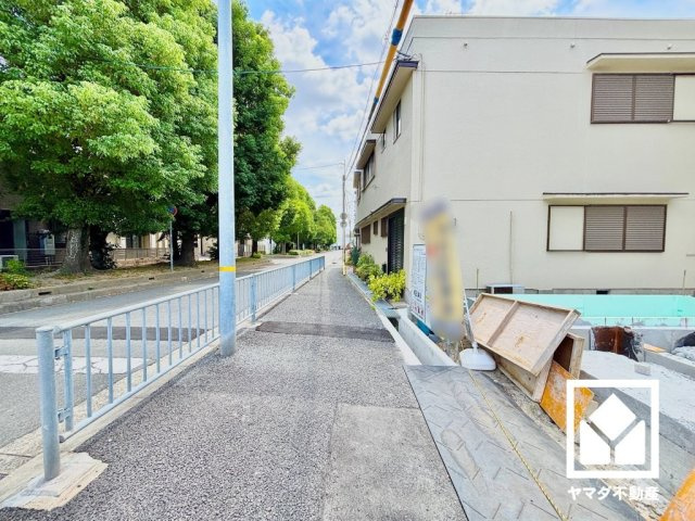 尼崎市長洲東通２期の前面道路含む現地写真|テラシエ尼崎市長洲東通2期、新築分譲戸建て全1棟の1号棟です。北東角地につき、風通しが良く開放感のあるロケーションです。