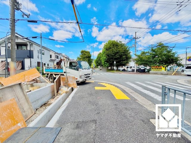 尼崎市長洲東通２期の前面道路含む現地写真|東側前面道路は歩道付きのため、出入りの際の安全性が確保しやすい立地です。街路樹が整備された美しい通りになっており、四季の移り変わりが感じられる緑豊かな景観も魅力です。