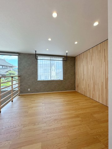 【残り1邸のみ】熊野町中溝5丁目 No.5の内装|2階ユーテリティホール☆
セカンドリビングとしても活用できるゆとり空間で、LDK吹き抜けと大きな窓が開放感を作り出しています♪
アルミアーム付きのため洗濯物を干すこともできます♪