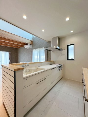 【残り1邸のみ】熊野町中溝5丁目 No.5のキッチン|人造大理石天板使用のシステムキッチン☆
人造大理石天板は水垢が付きにくく汚れが落ちやすいのでお手入れも楽ちんです♪