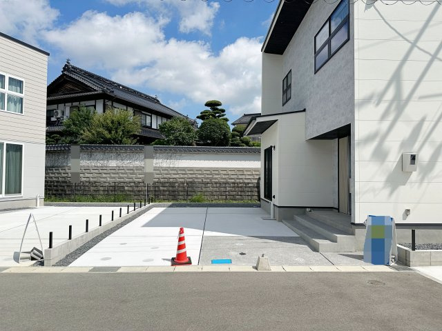 【残り1邸のみ】熊野町中溝5丁目 No.5の駐車場|駐車スペースは縦列を含む4台まで駐車可能☆
広々とした駐車スペースは来客時や将来お子様が車を持った時も安心です♪