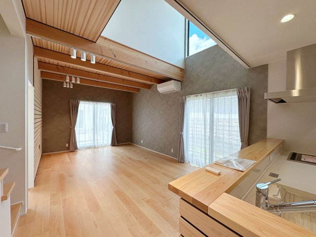 【残り1邸のみ】熊野町中溝5丁目 No.5の居間・リビング|リビング家具（ソファ、ダイニングテーブル・椅子セット、TV台）をプレゼント☆
さらにリビングエアコンもプレゼントですぐに生活が始められます♪
