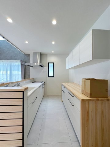 【残り1邸のみ】熊野町中溝5丁目 No.5のキッチン|安心のタカラスタンダードのシステムキッチン☆
ここにも無垢木材を贅沢に使用し、利便性とオシャレさを兼ね備えています♪
写真では見えないこまかな気配りがたくさんされているキッチンです！