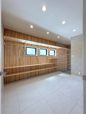 【残り1邸のみ】熊野町中溝5丁目 No.5の内装|ウォークスルートランク☆
トランクルームとしてはもちろん、ゲストルームや子供の遊び部屋、応接室など様々な用途に活用できるスペースです♪