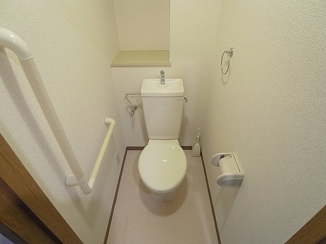 コンセール中道のトイレ|トイレには手すり付き 