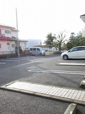 ラポールＢの駐車場|車をお持ちの方に嬉しい駐車場付きの物件です