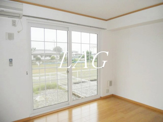 【居間・リビング】 | モントレ・アマリー | 洋室のお部屋です。