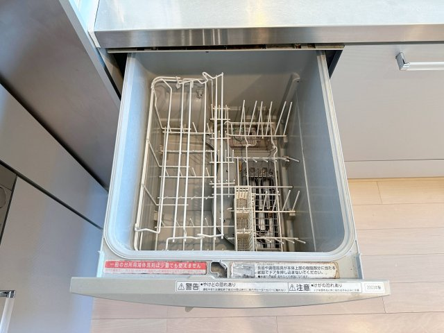アーバンビューグランドタワー 3005のキッチン|4人から5人分の食器洗浄乾燥機☆
水道代の節約にもなり、家事の時短もできる優れ物です♪
スライド式で上から全体が見えるため食器の出し入れもスムーズです♪
