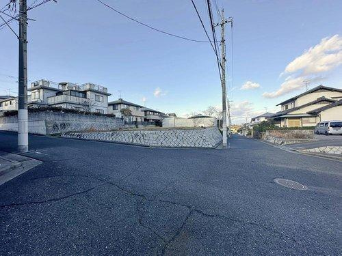 廿日市市阿品4丁目の前面道路含む現地写真|南側に面している角地のため日当たり良好です♪