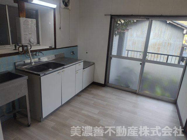 ６７２９６　岐阜市天池中古戸建てのキッチン