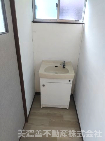 ６７２９６　岐阜市天池中古戸建ての独立洗面台