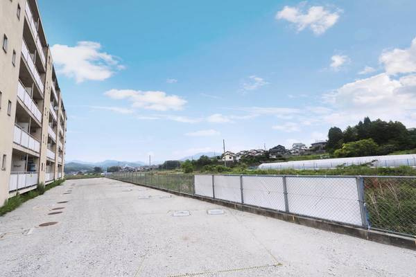 ビレッジハウス岩田2号棟の駐車場