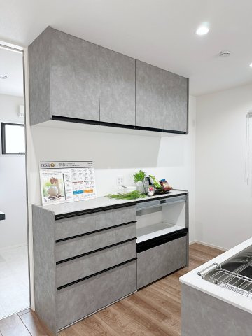 廿日市市阿品3丁目 No.2の収納|カップボード☆
大型のカップボードは収納力もあり便利です。また、備え付けの為、耐震性が高く地震の際にも倒れてくる心配はありません♪