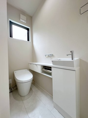 廿日市市阿品3丁目 No.2のトイレ|1階のウォシュレットトイレ☆
自動開閉機能付きの高機能タンクレストイレです♪