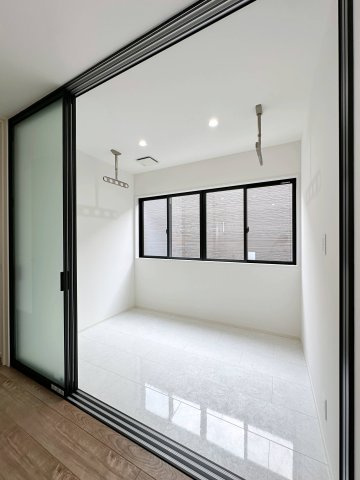 廿日市市阿品3丁目 No.2のバルコニー|2階サンルーム☆
お天気や季節を気にせず洗濯物を干すことができます♪
洗濯物を干さない時はお子様の遊び場などにも活用できます！