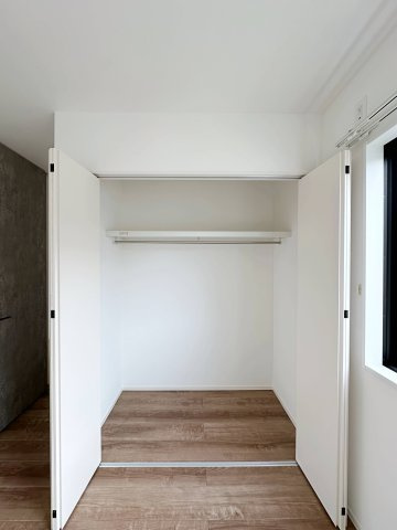 廿日市市阿品3丁目 No.2の収納|全居室収納☆
5帖洋室のクローゼットです♪