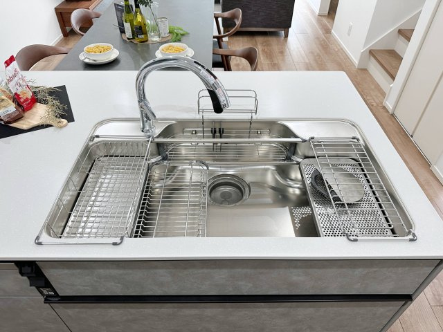廿日市市阿品3丁目 No.2のキッチン|タッチレス水栓付のステンレスシンク☆
水切りプレートなどのオプション品も備え付けです♪
手をかざすだけで水の出止ができる自動水栓は非常に便利です！