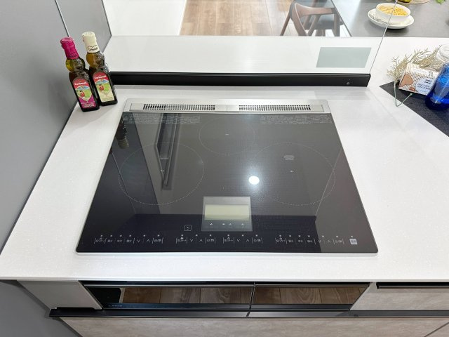 廿日市市阿品3丁目 No.2のキッチン|IHクッキングヒーター☆
火が出ないので安全性も高いIH。タッチパネル式で3口全てIHのハイグレードタイプです♪
自動調理機能や換気扇との自動連動機能などもあります！