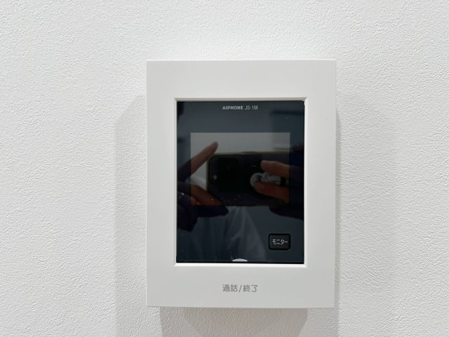 廿日市市阿品3丁目 No.2の防犯設備|ドアホン☆
来客があったとき、室内からカメラやマイクを使って相手や用件を確認できます。相手を事前に確認することができ、訪問販売対策や防犯面でも役に立つアイテムです♪
