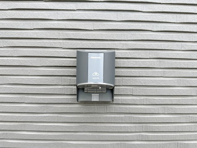 廿日市市阿品3丁目 No.2の設備|EV車用電源コンセント☆
日本国内でも、2030年代半ば頃を目標に、新車販売を全て電気自動車にすることが出来るように調整されているとも言われ、この先の環境変化に対応できるように設置されています。