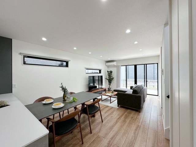 廿日市市阿品3丁目 No.2の居間・リビング|19帖の広々としたリビング☆
写真内の家具家電（ダイニングテーブルセットやソファ、TV、リビングエアコン等）そのままプレゼント♪