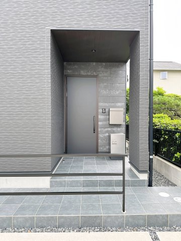 廿日市市阿品3丁目 No.2の玄関|宅配BOX付き玄関ポーチ☆
屋根も付いており、雨が降っても濡れる心配はありません♪