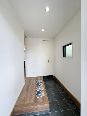 廿日市市阿品3丁目 No.2の玄関|玄関ホールは広く開放的です♪
