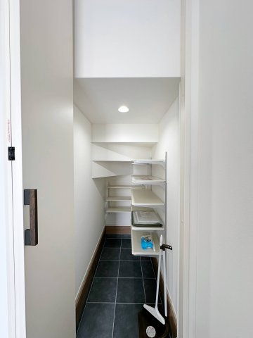 廿日市市阿品3丁目 No.2の居間・リビング|シューズインクローク☆
可動棚で好きな高さに調整可能！靴だけでなく外で使う用具やお子様のおもちゃなども帰ってきてそのまま収納することができます♪