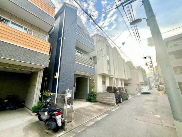 豊島区池袋本町3丁目　中古戸建の前面道路含む現地写真|2026.08.28撮影

現地ご見学希望・資料請求などお気軽にお問い合わせ下さい！
03-5990-5201