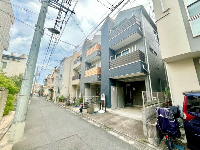 豊島区池袋本町3丁目　中古戸建の前面道路含む現地写真|2026.08.28撮影

現地ご見学希望・資料請求などお気軽にお問い合わせ下さい！
03-5990-5201