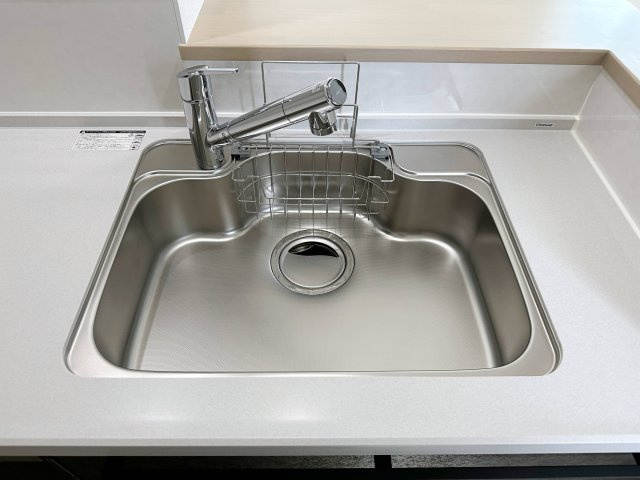 南区宇品御幸1丁目 No.Aのキッチン|浄水機能付き水栓に人造大理石シンク☆
人造大理石のためシンクに水垢や汚れが付きにくく、いつも綺麗なキッチンになります♪