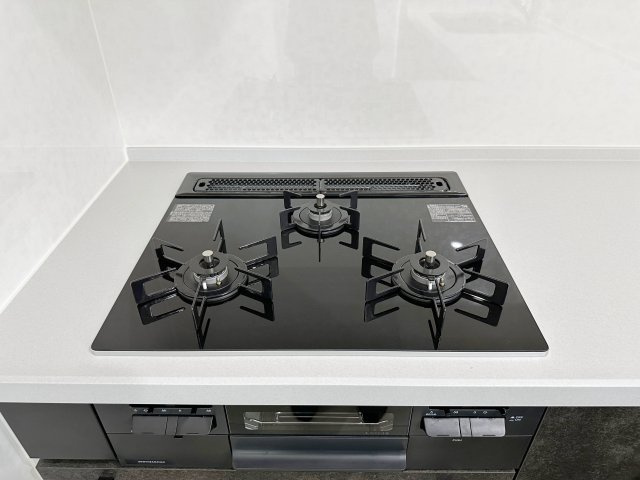 南区宇品御幸1丁目 No.Aのキッチン|都市ガス仕様の3口ガスコンロ☆
高火力のバーナーが使用可能、調理器具を選ばないのがガスコンロ。停電時でも使用可能で安心です♪