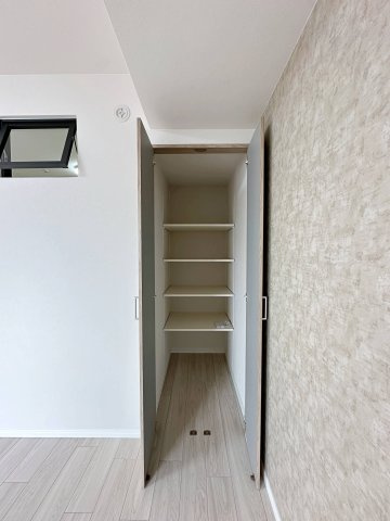 ディアメゾン観音本町リアーレ 301の収納|リビング収納☆
しっかりと奥行きもあるため掃除道具などの収納にも困りません♪