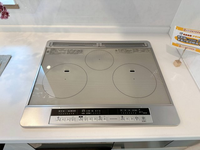 ディアメゾン観音本町リアーレ 301のキッチン|IHクッキングヒーター☆
火が出ないために安全性も高いと考えられます。 さらに、安定した加熱管理制御が容易に行えるため、素材を均一に加熱する料理やスープなどの液体の加熱に適しています♪