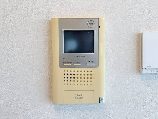 ディアメゾン観音本町リアーレ 301の防犯設備|ドアホン☆
来客があったとき、室内からカメラやマイクを使って相手や用件を確認できます。相手を事前に確認することができ、訪問販売対策や防犯面でも役に立つアイテムです♪