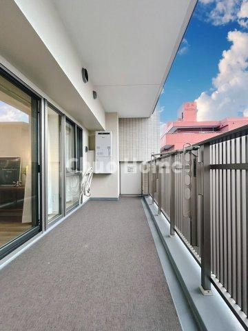 イニシア上野根岸のバルコニー|【バルコニー】幅もあって、奥行きもあるゆとりのバルコニー。洗濯物を干したり乾かしたりだけでなく、ただ出てみるだけでも気持ちいいですよ。