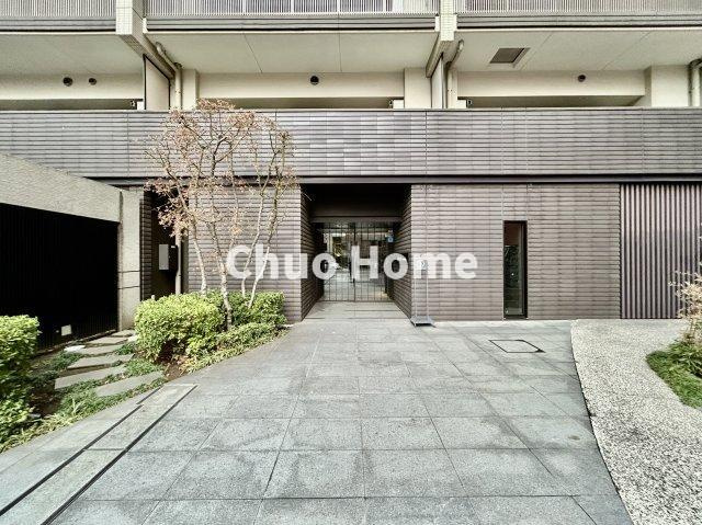 イニシア上野根岸のエントランス|【エントランス】マンションのエントランスは、その物件の印象を決める、顔とも言える場所です。毎日通る場所ですからきれいなのが一番です。