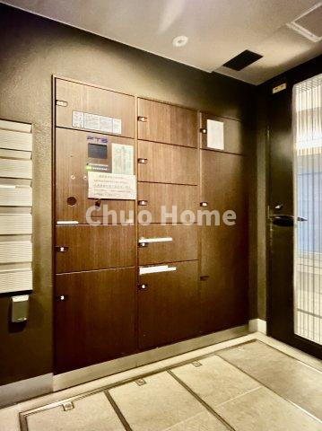 イニシア上野根岸の設備|【宅配ボックス】在宅時・不在時に関わらず、居住者の代わりに非対面で宅配物を受け取ってくれる便利な設備です。わかりやすくご説明致しますので見学時にはお部屋だけではなく共用部分もぜひチェックしてください。