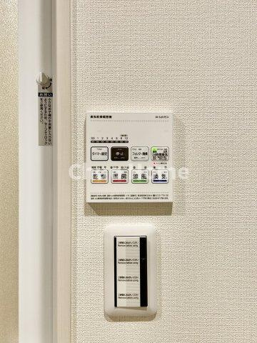 イニシア上野根岸の内装|【浴室乾燥機】暖房・冷風・換気・乾燥が可能です。毎日を快適に過ごせるうれしい機能が揃っています。雨の日の洗濯物も安心です。