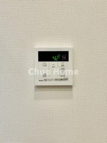 イニシア上野根岸の発電・温水設備|【給湯リモコン】外での一日を忘れさせてくれるオートバス機能でお好みの湯量・温度に調整された浴槽。